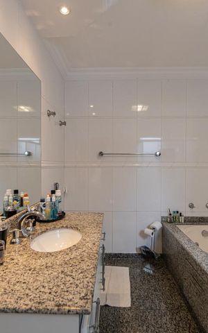 Casa de condomínio à venda com 399m², 4 quartos e 8 vagas Casa de condomínio à venda com 399m², 4 quartos e 8 vagasBanheiro Suite 2