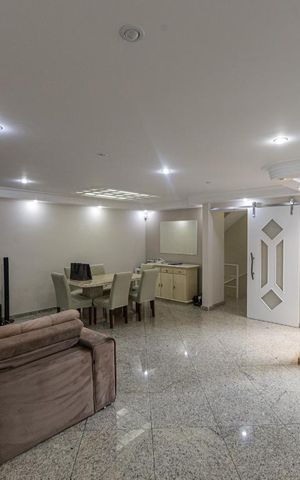 Casa de condomínio à venda com 399m², 4 quartos e 8 vagas Casa de condomínio à venda com 399m², 4 quartos e 8 vagasSala