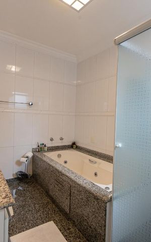 Casa de condomínio à venda com 399m², 4 quartos e 8 vagas Casa de condomínio à venda com 399m², 4 quartos e 8 vagasBanheiro Suite 2