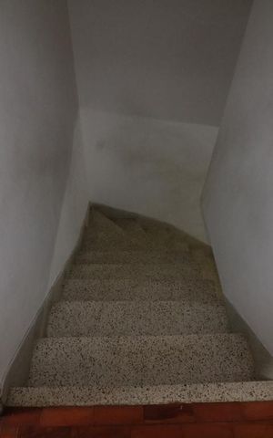 Casa à venda com 79m², 2 quartos e 1 vagaEscada
