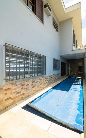 Casa à venda com 280m², 3 quartos e 2 vagas Casa à venda com 280m², 3 quartos e 2 vagasPiscina