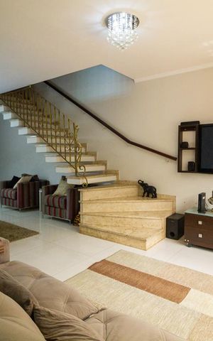Casa à venda com 280m², 3 quartos e 2 vagas Casa à venda com 280m², 3 quartos e 2 vagasSala