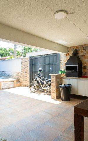 Casa à venda com 280m², 3 quartos e 2 vagas Casa à venda com 280m², 3 quartos e 2 vagasChurrasqueira