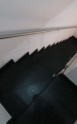 Casa à venda com 79m², 2 quartos e 1 vagaEscada de acesso aos Dormitorios