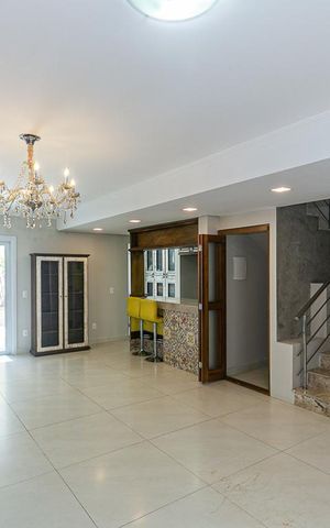 Casa de condomínio à venda com 146m², 3 quartos e 2 vagas Casa de condomínio à venda com 146m², 3 quartos e 2 vagasSala