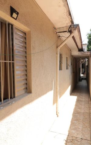 Casa à venda com 200m², 4 quartos e 4 vagasCorredor lateral da casa