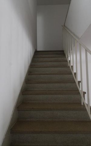 Casa para alugar com 180m², 3 quartos e 2 vagasEscada para os quartos