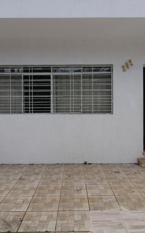 Casa para alugar com 180m², 3 quartos e 2 vagasFachada