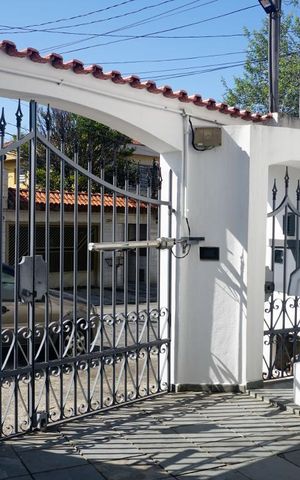 Casa à venda com 210m², 3 quartos e 4 vagasFrente da Casa