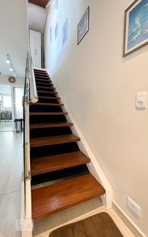 Casa à venda com 192m², 2 quartos e 2 vagas Casa à venda com 192m², 2 quartos e 2 vagasEscada