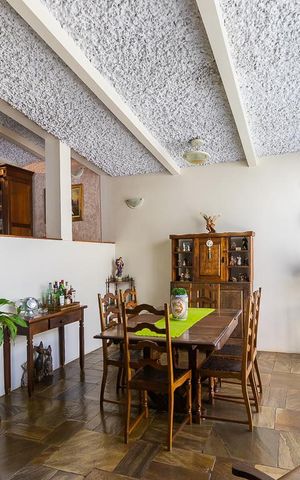 Casa à venda com 465m², 5 quartos e 5 vagas Casa à venda com 465m², 5 quartos e 5 vagasSala de jantar
