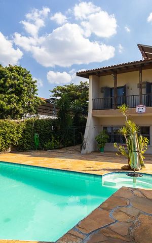 Casa à venda com 465m², 5 quartos e 5 vagas Casa à venda com 465m², 5 quartos e 5 vagasQuintal