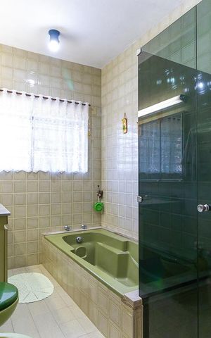 Casa à venda com 465m², 5 quartos e 5 vagas Casa à venda com 465m², 5 quartos e 5 vagasBanheiro social 1