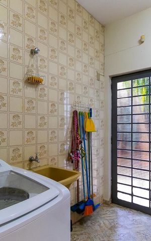 Casa à venda com 465m², 5 quartos e 5 vagas Casa à venda com 465m², 5 quartos e 5 vagasÁrea de serviço