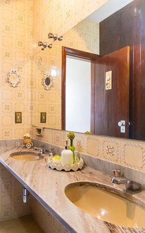Casa à venda com 465m², 5 quartos e 5 vagas Casa à venda com 465m², 5 quartos e 5 vagasLavabo