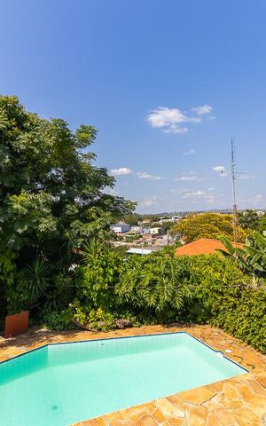 Casa à venda com 465m², 5 quartos e 5 vagas Casa à venda com 465m², 5 quartos e 5 vagasVista da varanda