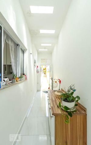 Casa à venda com 160m², 2 quartos e 2 vagas Casa à venda com 160m², 2 quartos e 2 vagasCorredor lateral