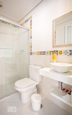 Casa de condomínio à venda com 900m², 5 quartos e sem vaga Casa de condomínio à venda com 900m², 5 quartos e sem vagaBanheiro