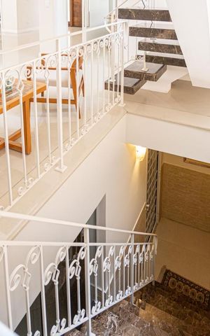 Casa de condomínio à venda com 900m², 5 quartos e sem vaga Casa de condomínio à venda com 900m², 5 quartos e sem vagaEscada