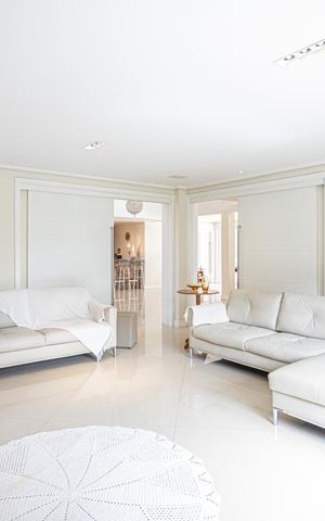 Casa de condomínio à venda com 900m², 5 quartos e sem vaga Casa de condomínio à venda com 900m², 5 quartos e sem vagaSala