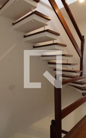 Casa à venda com 215m², 4 quartos e 1 vagaEscada para salão
