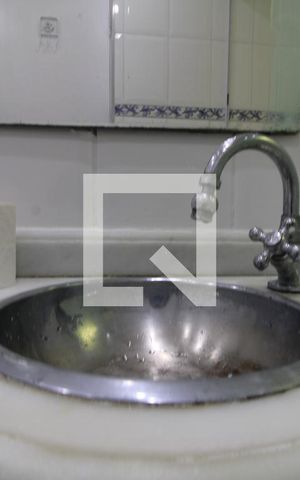 Casa à venda com 215m², 4 quartos e 1 vagaPia banheiro da suíte