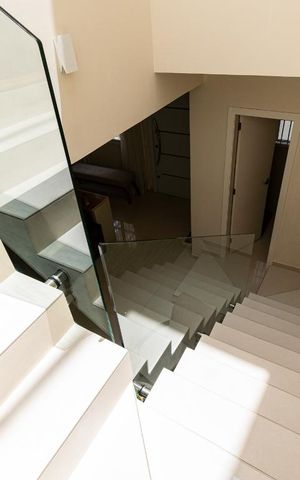 Casa à venda com 190m², 4 quartos e 2 vagasEscadas