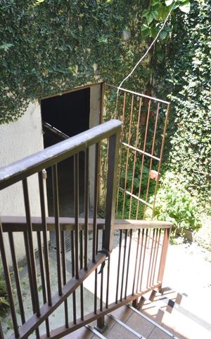 Casa à venda com 193m², 3 quartos e 3 vagasEscada para a garagem