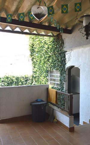 Casa à venda com 193m², 3 quartos e 3 vagasEspaço coberto entre a casa e edícula