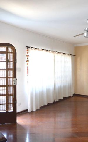 Casa à venda com 193m², 3 quartos e 3 vagasSala