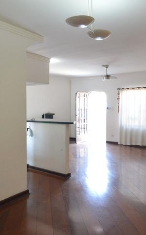 Casa à venda com 193m², 3 quartos e 3 vagasSala