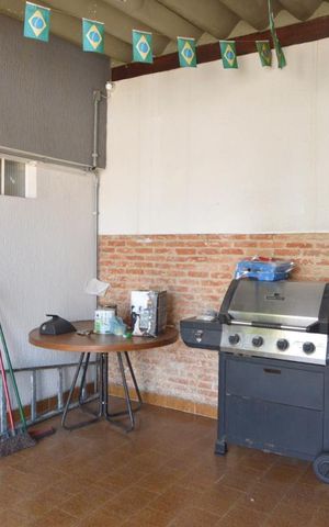 Casa à venda com 193m², 3 quartos e 3 vagasEspaço coberto entre a casa e edícula