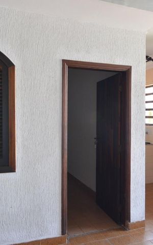 Casa à venda com 193m², 3 quartos e 3 vagasEspaço coberto entre a casa e edícula