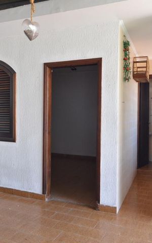 Casa à venda com 193m², 3 quartos e 3 vagasEspaço coberto entre a casa e edícula
