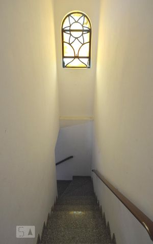Casa à venda com 193m², 3 quartos e 3 vagasEscada