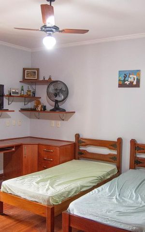 Casa à venda com 562m², 5 quartos e 4 vagas Casa à venda com 562m², 5 quartos e 4 vagasQuarto 2 - Suíte