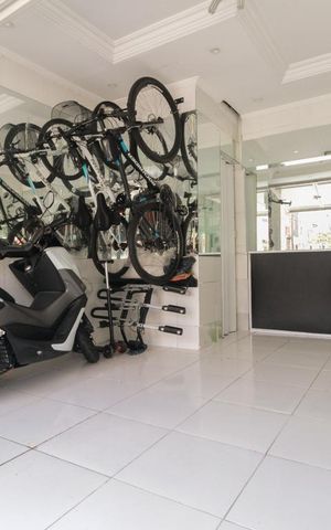 Casa à venda com 266m², 5 quartos e 1 vaga Casa à venda com 266m², 5 quartos e 1 vagaGaragem