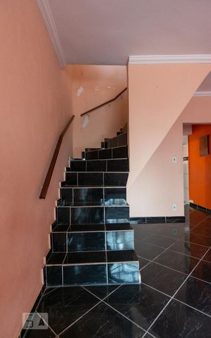 Casa para alugar com 125m², 2 quartos e 2 vagasEscadas