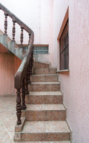 Casa para alugar com 125m², 2 quartos e 2 vagasEscadas