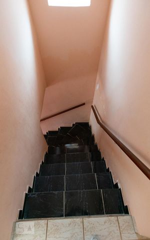 Casa para alugar com 125m², 2 quartos e 2 vagasEscadas