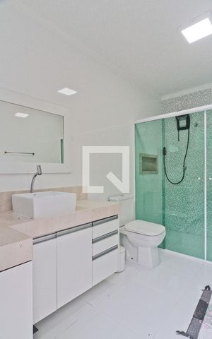 Casa à venda com 600m², 5 quartos e 4 vagas Casa à venda com 600m², 5 quartos e 4 vagasÁrea Externa - banheiro