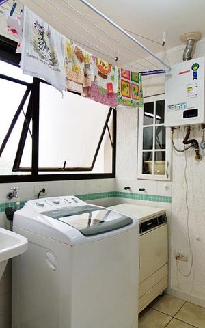 Apartamento à venda com 179m², 4 quartos e 3 vagas Apartamento à venda com 179m², 4 quartos e 3 vagasÁrea de Serviço