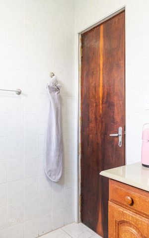 Casa à venda com 299m², 2 quartos e 2 vagas Casa à venda com 299m², 2 quartos e 2 vagasBanheiro