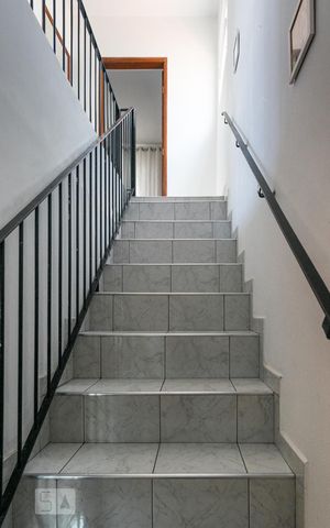 Casa à venda com 299m², 2 quartos e 2 vagas Casa à venda com 299m², 2 quartos e 2 vagasEscadas
