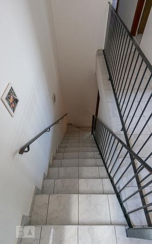 Casa à venda com 299m², 2 quartos e 2 vagas Casa à venda com 299m², 2 quartos e 2 vagasEscadas'