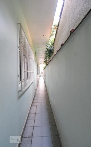Casa à venda com 299m², 2 quartos e 2 vagas Casa à venda com 299m², 2 quartos e 2 vagasCorredor