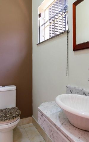 Casa para alugar com 250m², 4 quartos e 3 vagas Casa para alugar com 250m², 4 quartos e 3 vagasLavabo