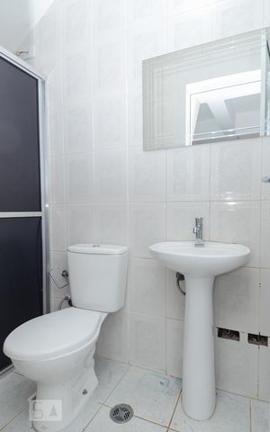 Casa à venda com 411m², 5 quartos e 8 vagas Casa à venda com 411m², 5 quartos e 8 vagasBanheiro de Serviço