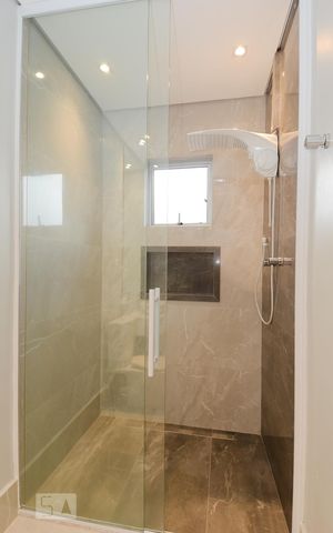Casa à venda com 411m², 5 quartos e 8 vagas Casa à venda com 411m², 5 quartos e 8 vagasBanheiro da Suíte 1