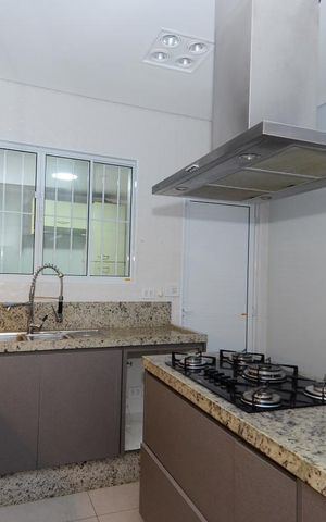 Casa à venda com 411m², 5 quartos e 8 vagas Casa à venda com 411m², 5 quartos e 8 vagasCozinha